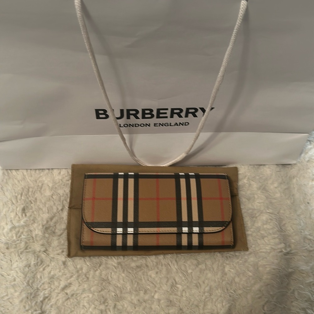 Authentic Burberry Wallet (Never Used)
